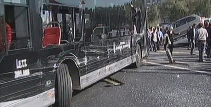 Metrobüs yoldan çıktı